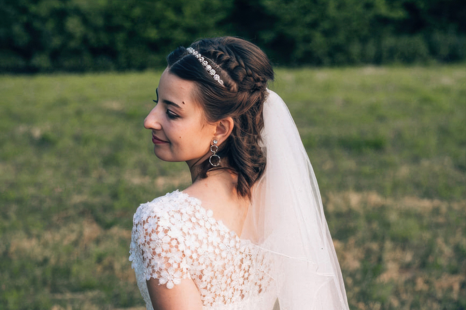 Braut mit geflochtener Hochsteckfrisur, Haarreif und Schleier – Brautstyling von Swan Hairstyle Offenburg