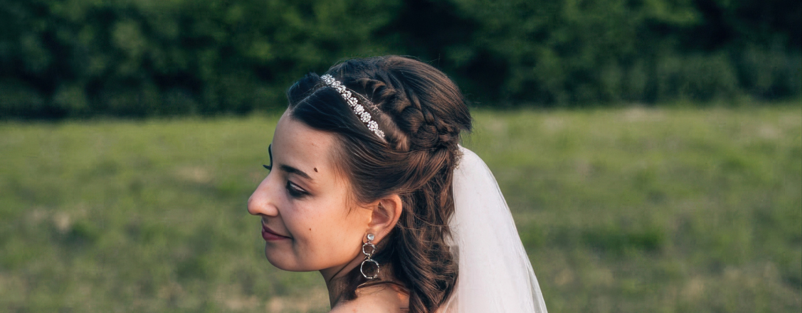 Lange, glatte Haare mit weichem Farbverlauf von dunklerem Ansatz zu helleren Spitzen. Seidige Haarstruktur mit natürlichem Glanz in einer Nahaufnahme.