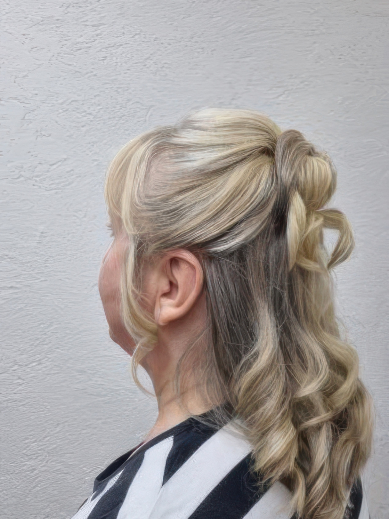 Halboffene Hochsteckfrisur mit blonden Locken – gestylt bei Swan Hairstyle in Offenburg